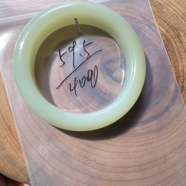 胡***人和田玉未镶嵌手镯