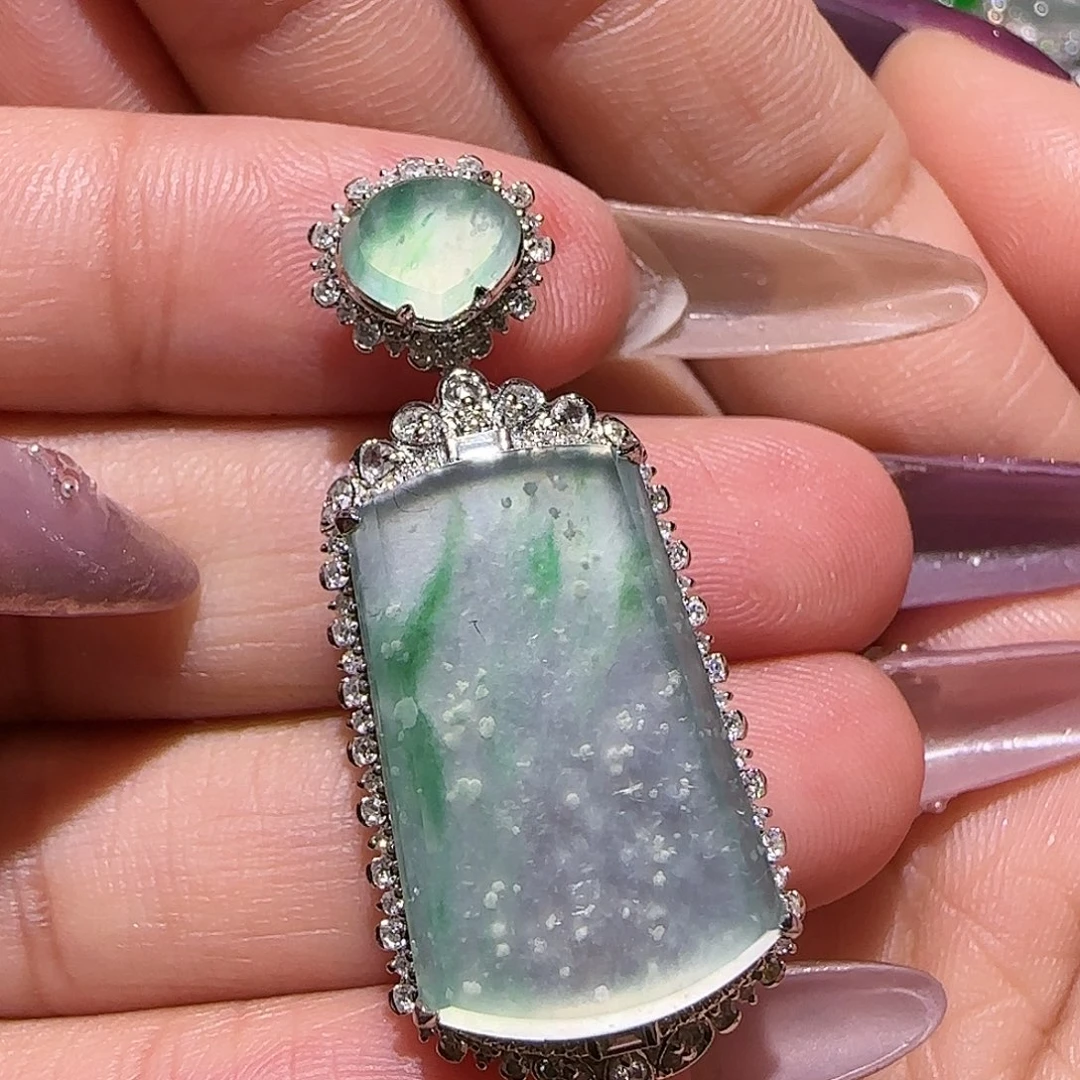 【闪购商品】颈饰18K金镶嵌翡翠天然