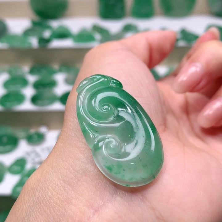 颈饰未镶嵌石英质玉