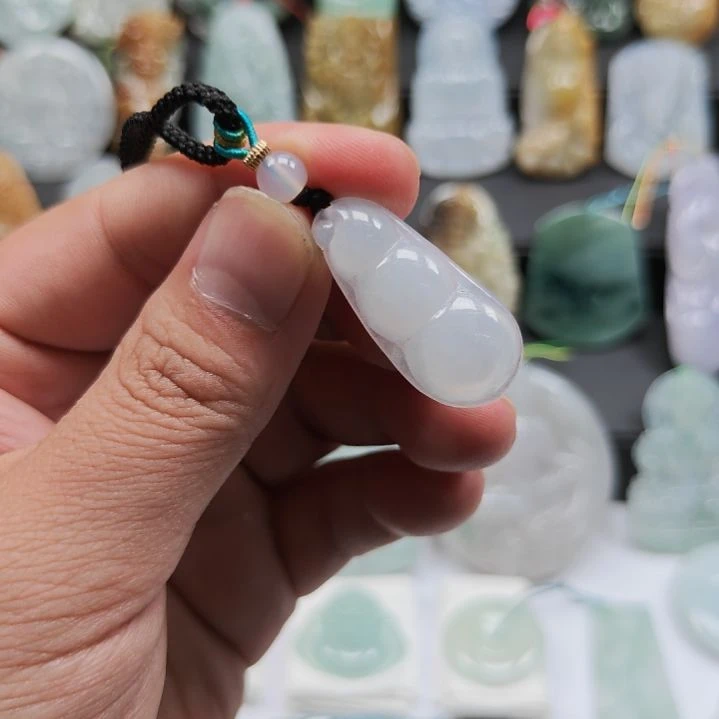 翡翠未镶嵌颈饰豆子