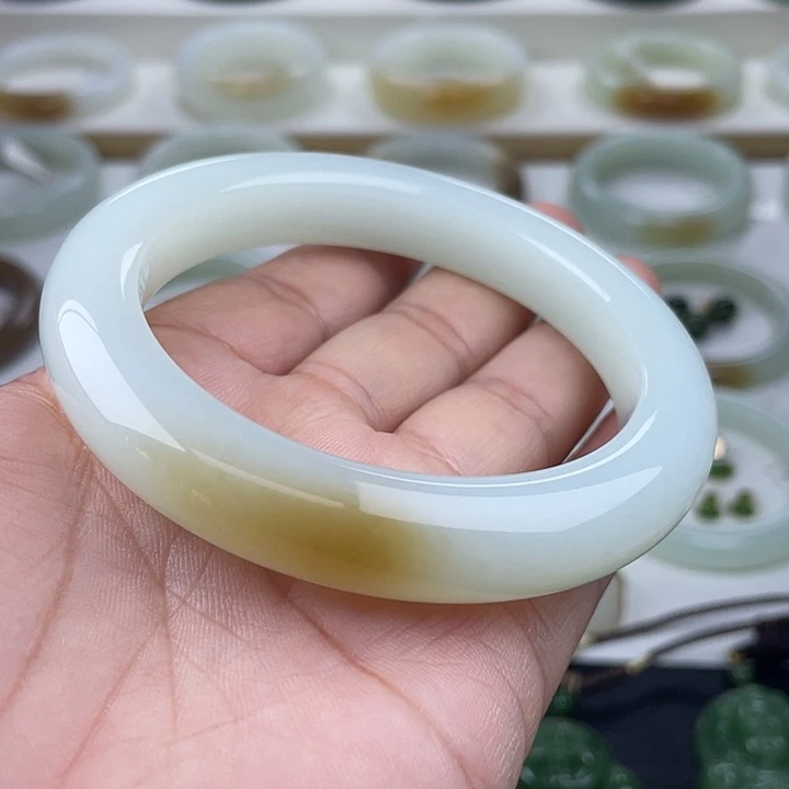 和田玉未镶嵌手镯