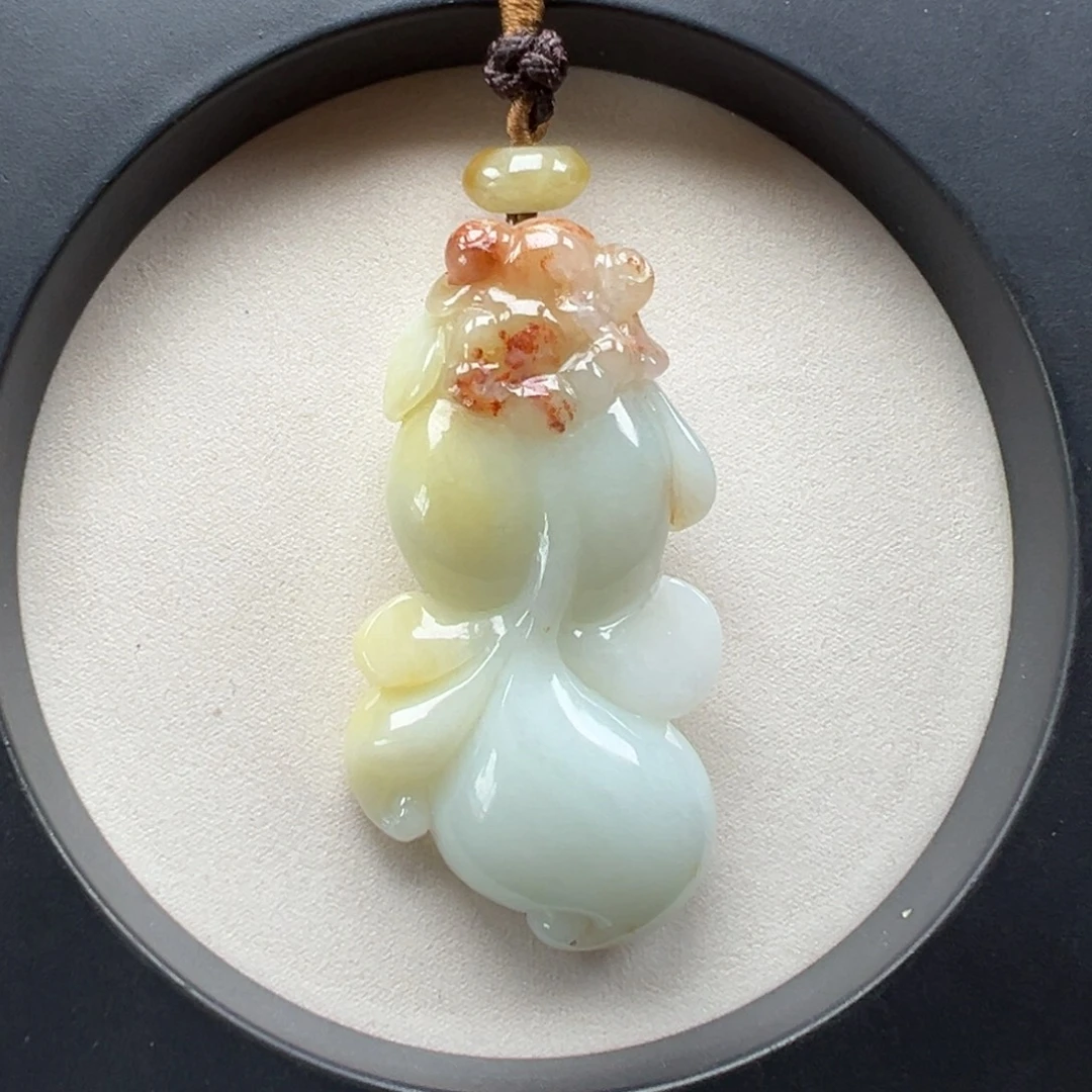 翡翠未镶嵌颈饰小鱼