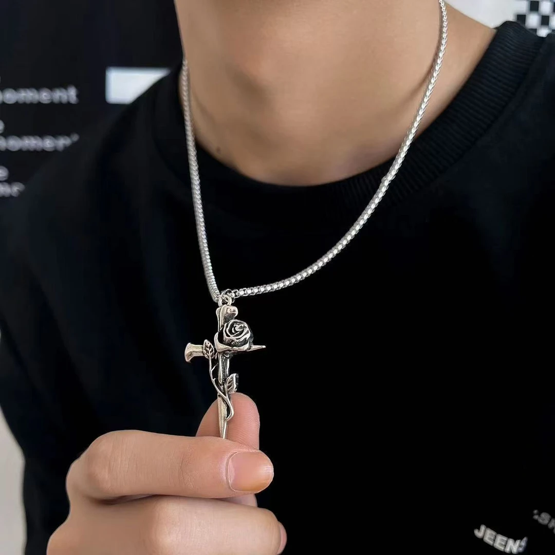 钛钢项链 复古玫瑰十字架项链女小众设计个性毛衣链锁骨项链女