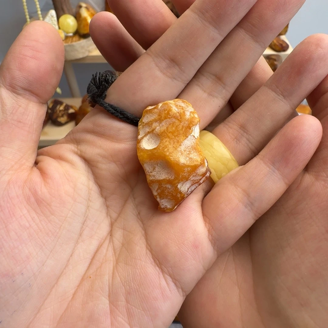 自***怀未镶嵌琥珀裸石6.5克