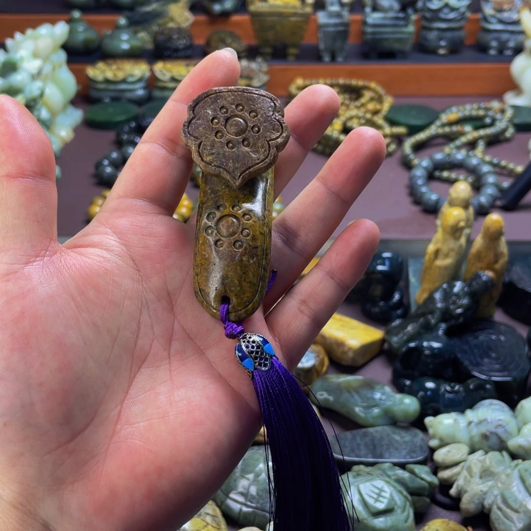 【闪购商品】未镶嵌岫岩河磨玉（透闪石质玉）挂件否**来