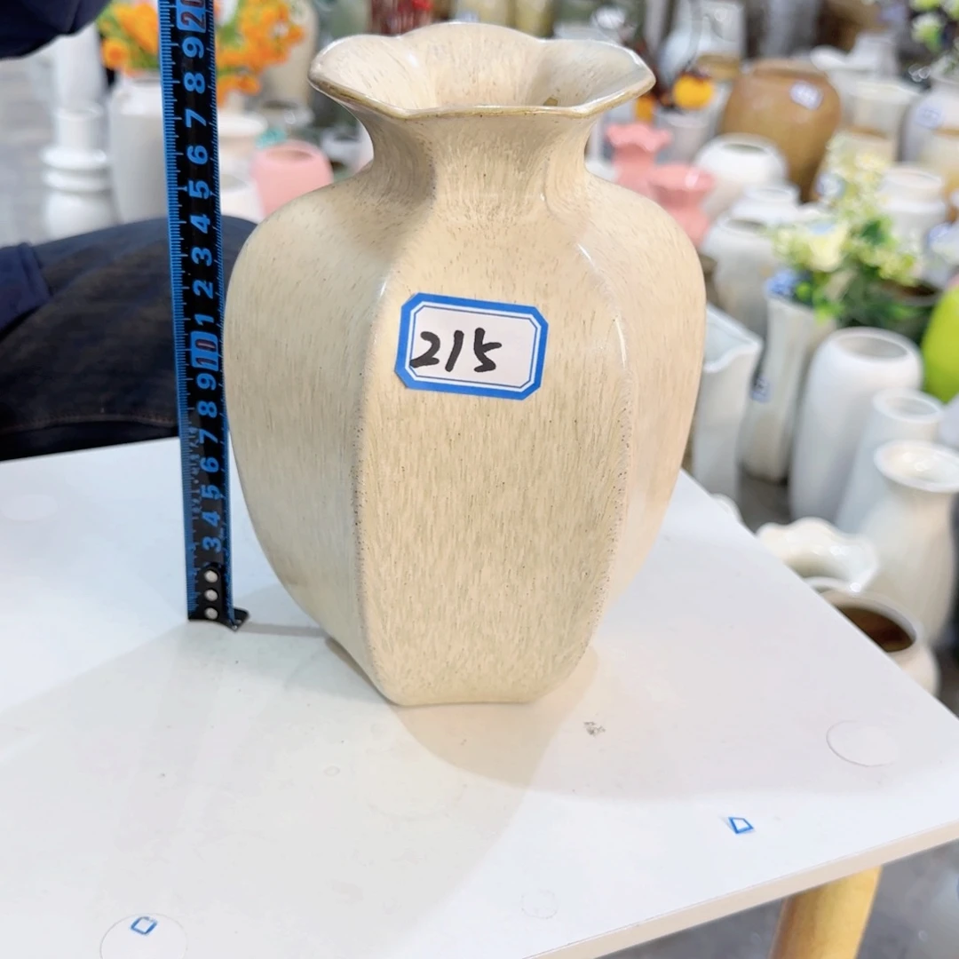 215号陶瓷高19.5厘米微瑕疵一个