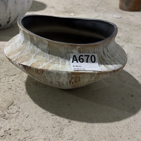 陶瓷哇塞小珑福利花瓶A670