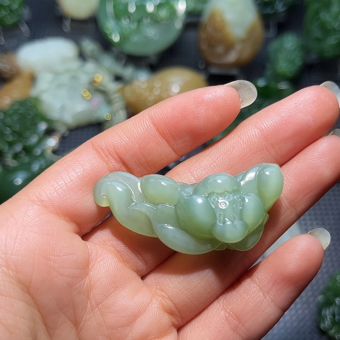 和田玉颈饰未镶嵌?