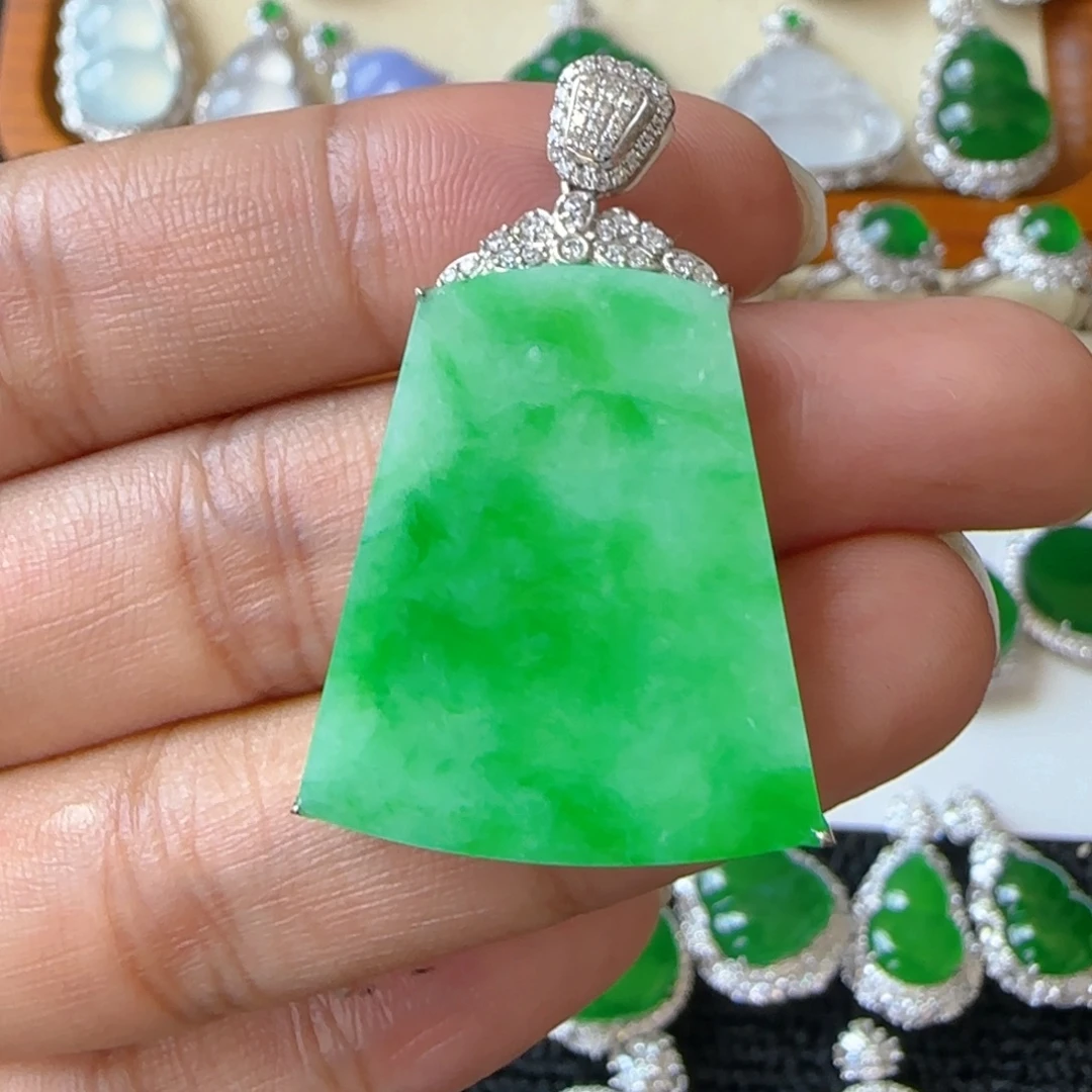 颈饰18K金镶嵌翡翠吊坠