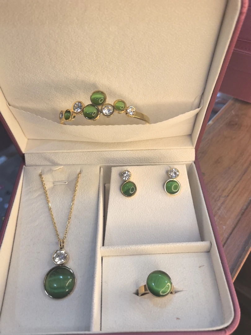 精简带钻时尚饰品四件套