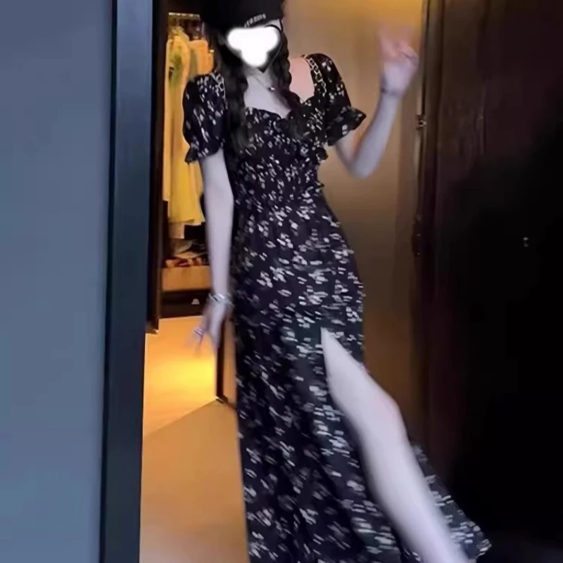 黑色碎花连衣裙女2025夏季新款法式泡泡袖收腰显瘦开叉中长款裙子