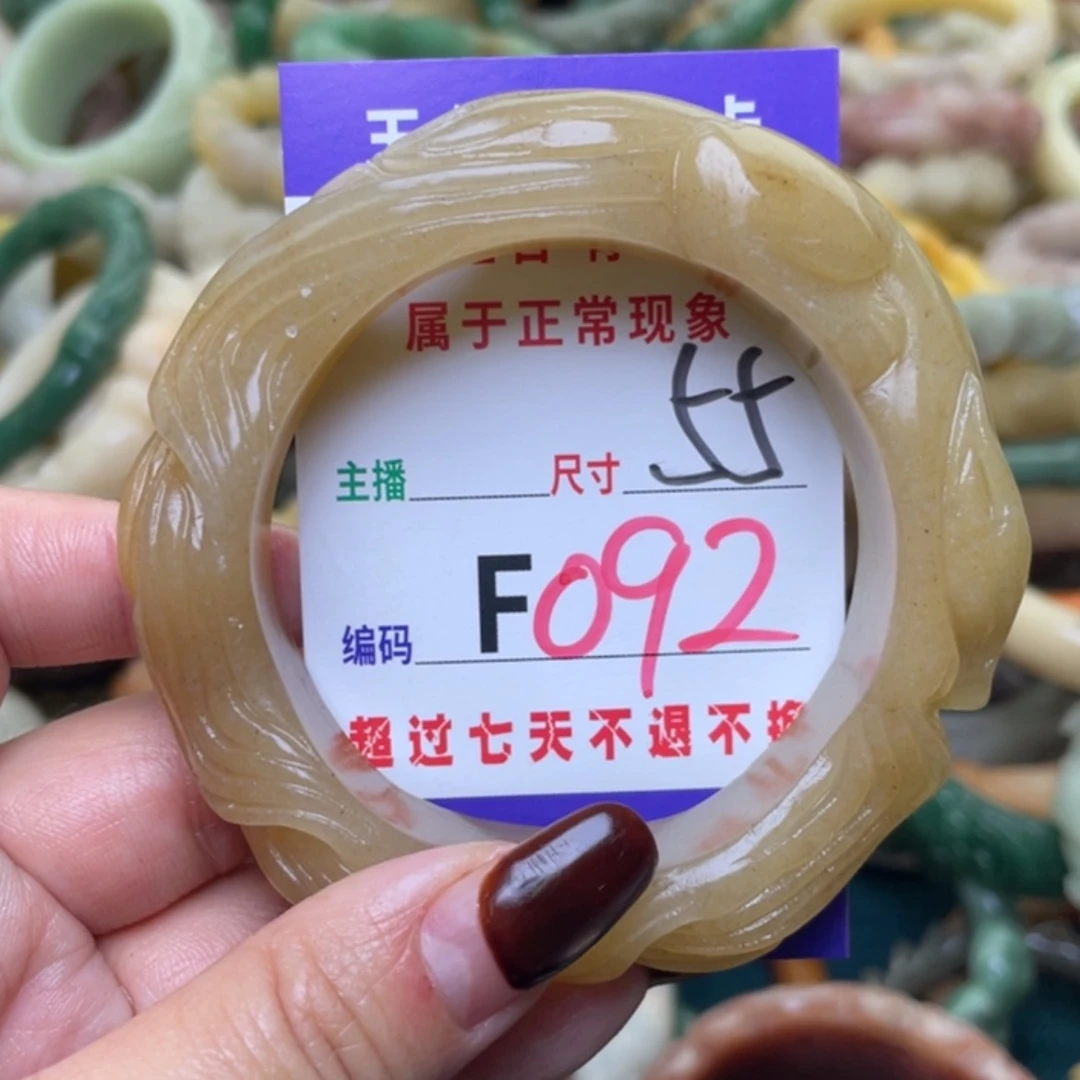 【闪购商品】未镶嵌手镯（圆镯）石英质玉