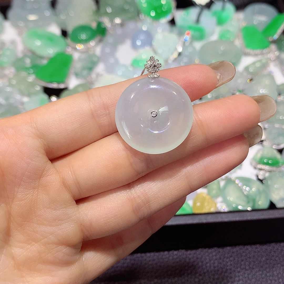 翡翠18K金镶嵌颈饰扣