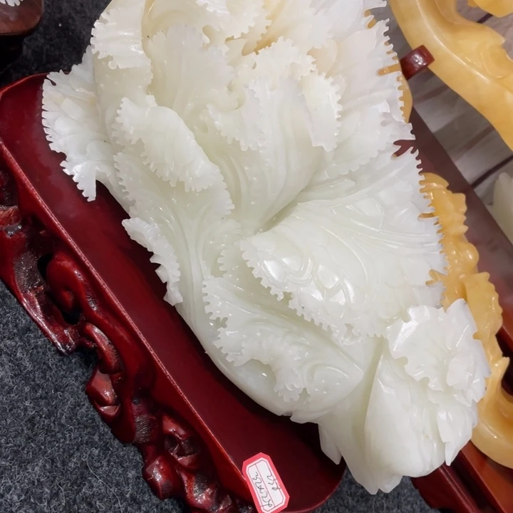 万***通石材玉白菜手工雕刻摆件