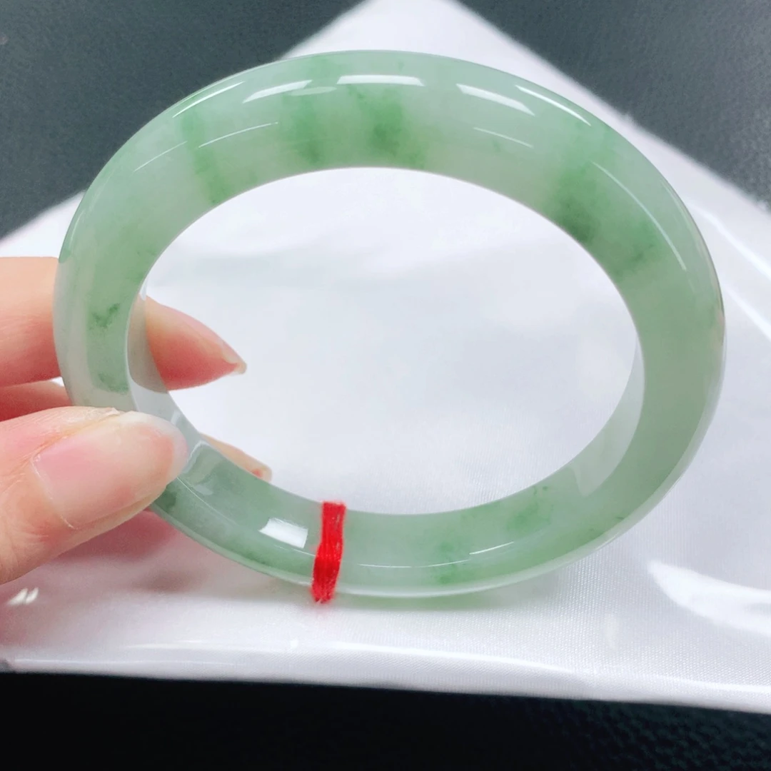翡翠手镯未镶嵌56圈