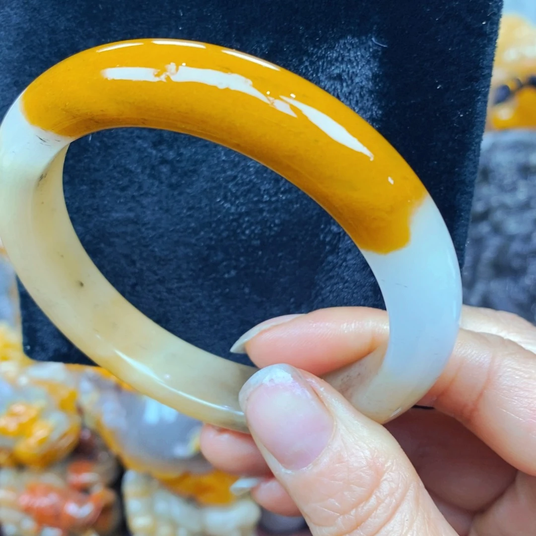 未镶嵌石英质玉（黄龙玉）颈饰
