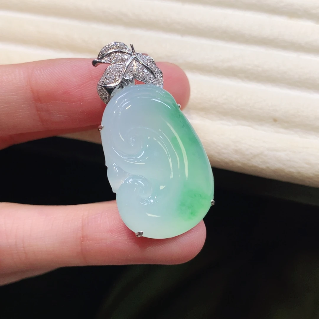 翡翠18K金镶嵌颈饰