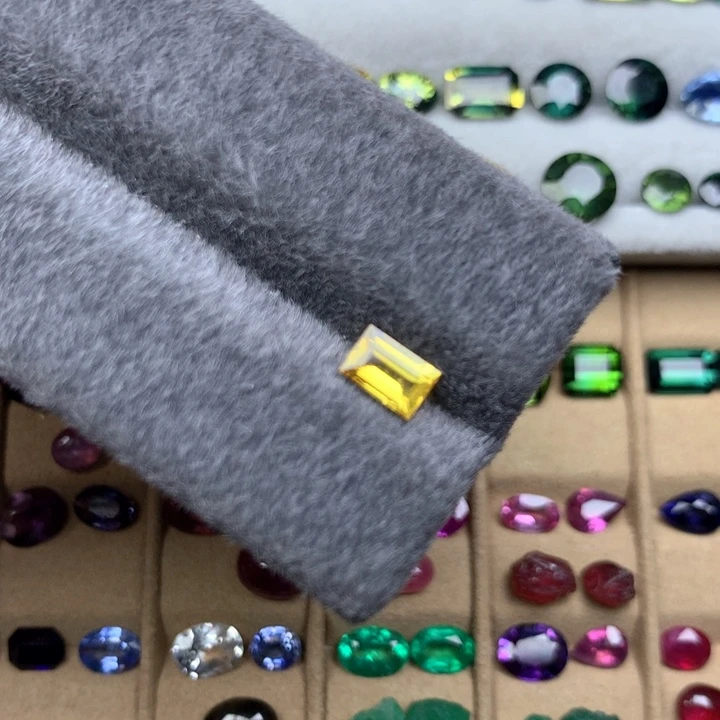 蓝宝石裸石未镶嵌