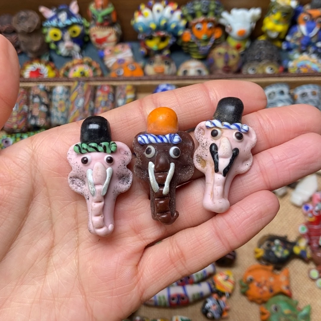 颈饰琉璃小象一只