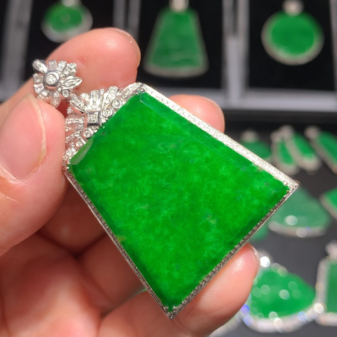 翡翠颈饰18K金镶嵌翡翠