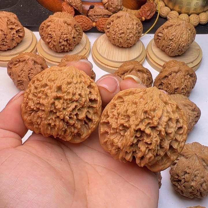 文玩核桃把件大*哥满天星44全品