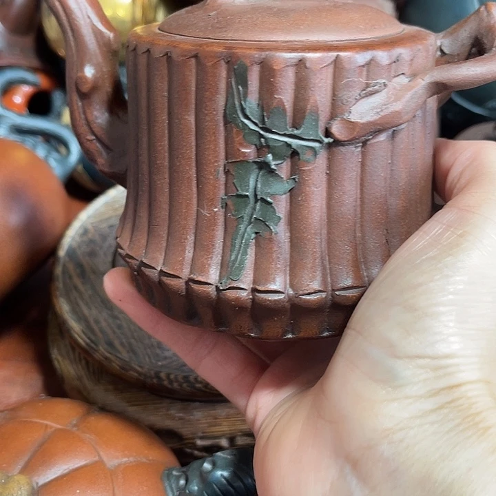 段泥茶壶原矿泥料手工制作的一把紫砂壶。