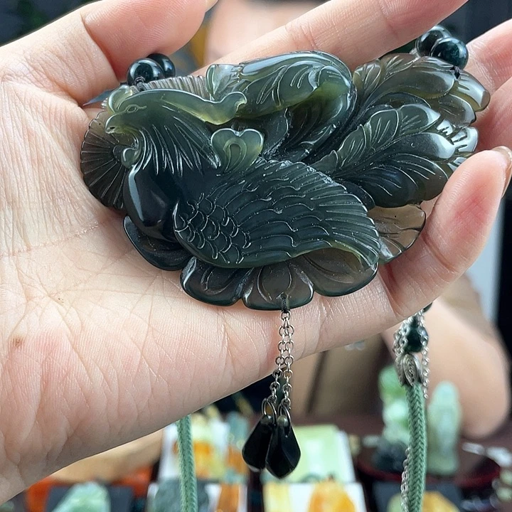 蛇纹石玉颈饰未镶嵌