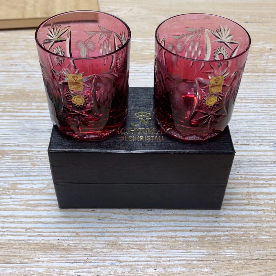 瓷片释*密密麻麻地排列着一个