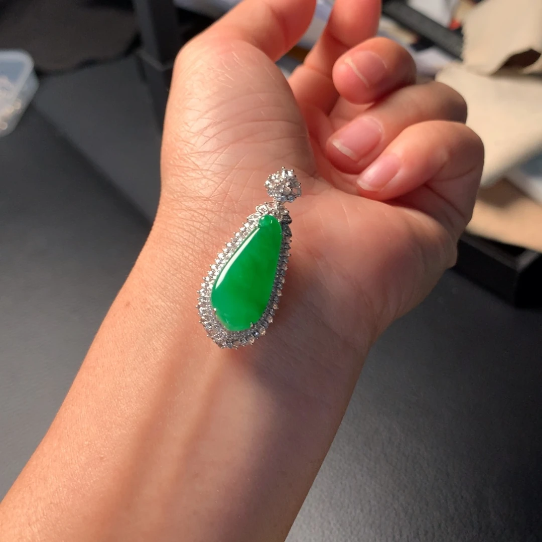 翡翠吊坠(赠链)18K金镶嵌满绿福瓜