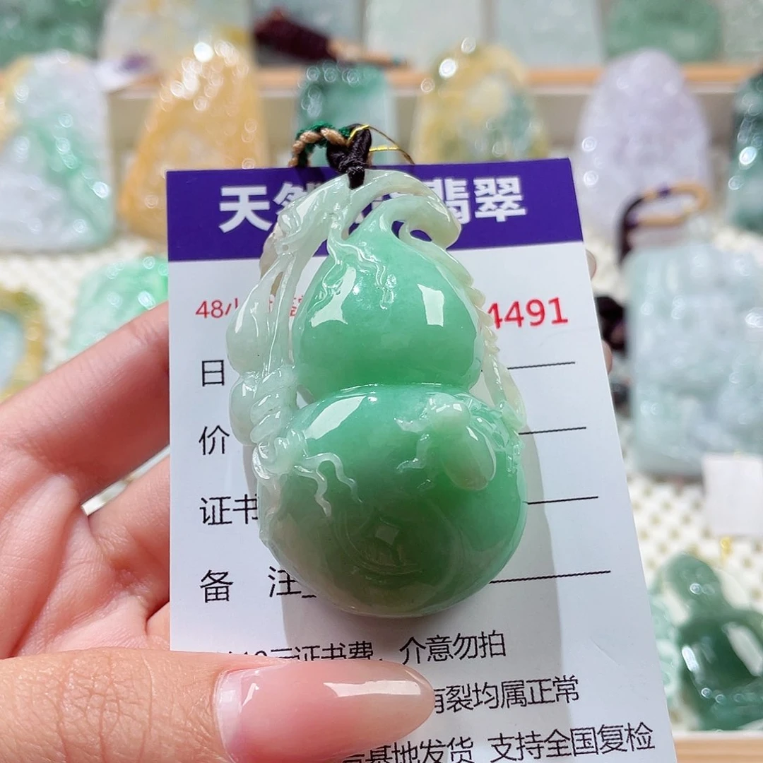 翡翠未镶嵌颈饰葫芦