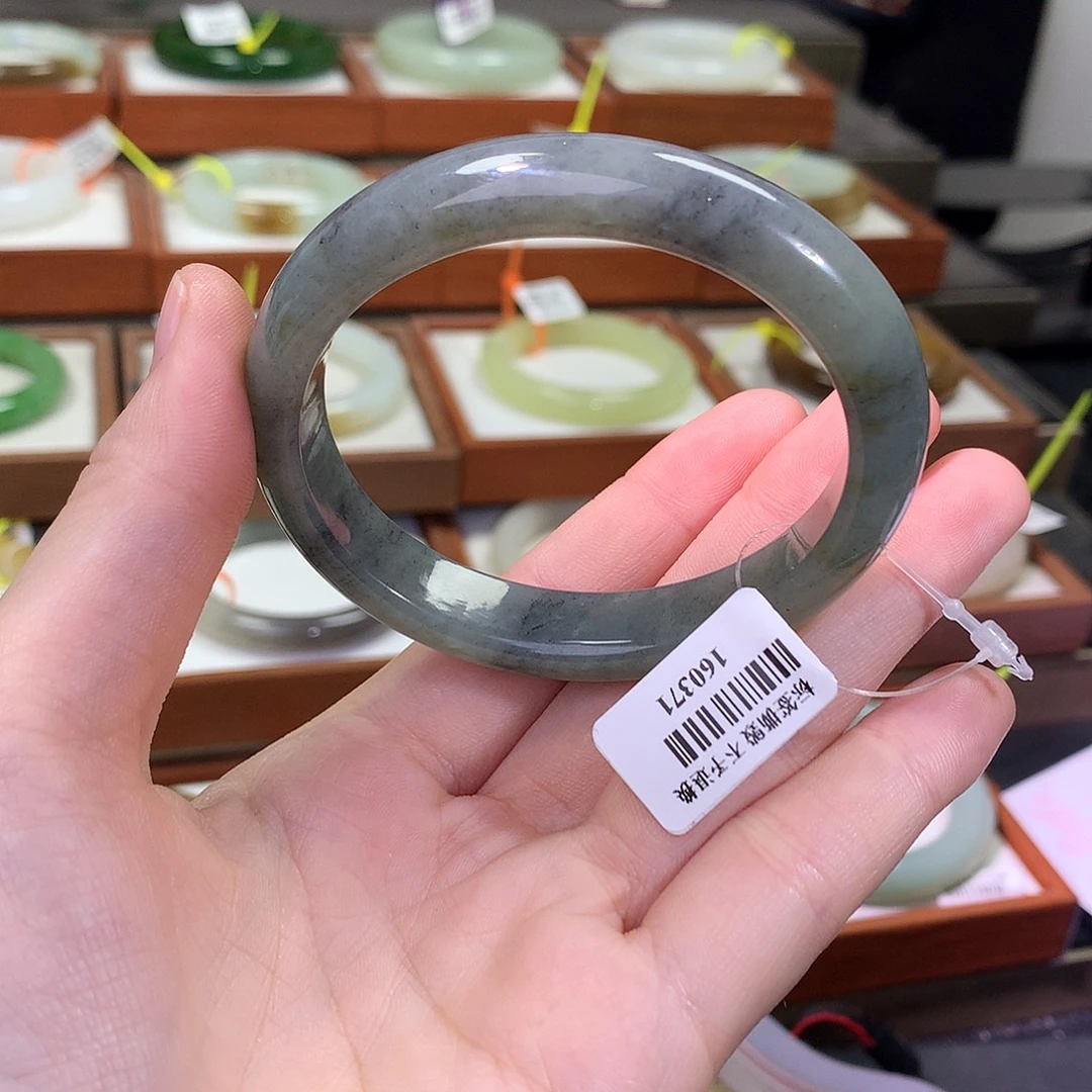 和田玉未镶嵌手镯59.6x51.8 贵妃