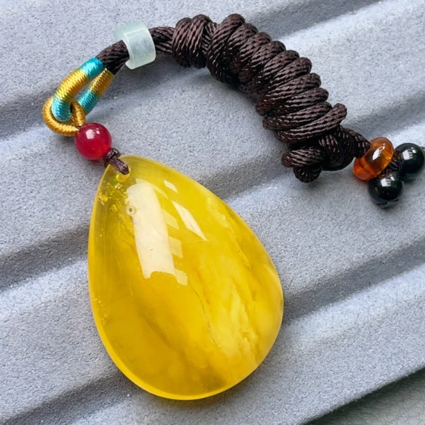 鸡油黄瑕疵蜜蜡水滴吊坠40×30×13（980号）