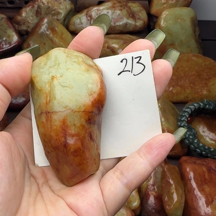 育***安透闪石质玉未镶嵌珠宝奇石