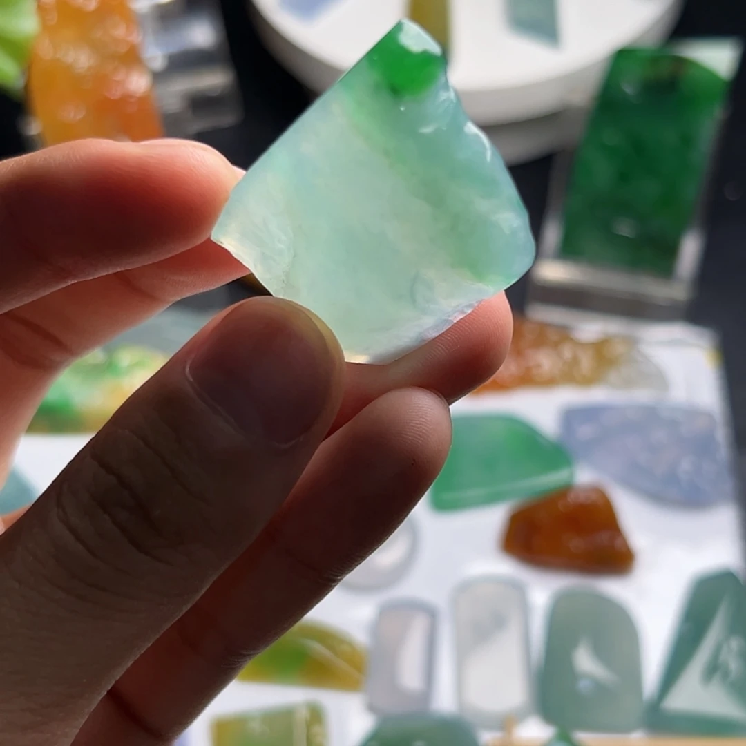 定制翡翠未镶嵌冰种阳绿俏色挂件牌