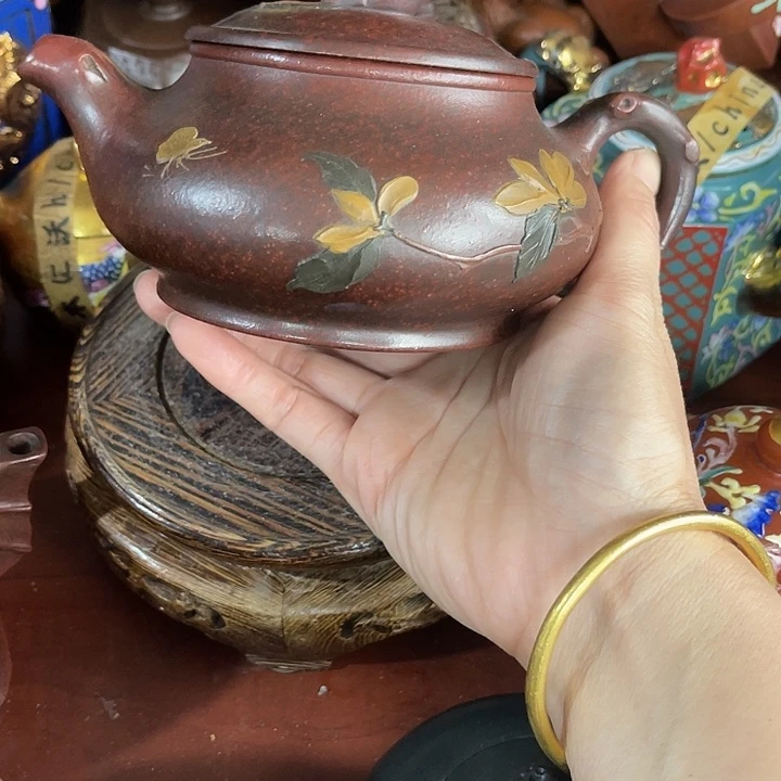 茶壶红泥原矿泥料手工制作的一把紫砂壶。