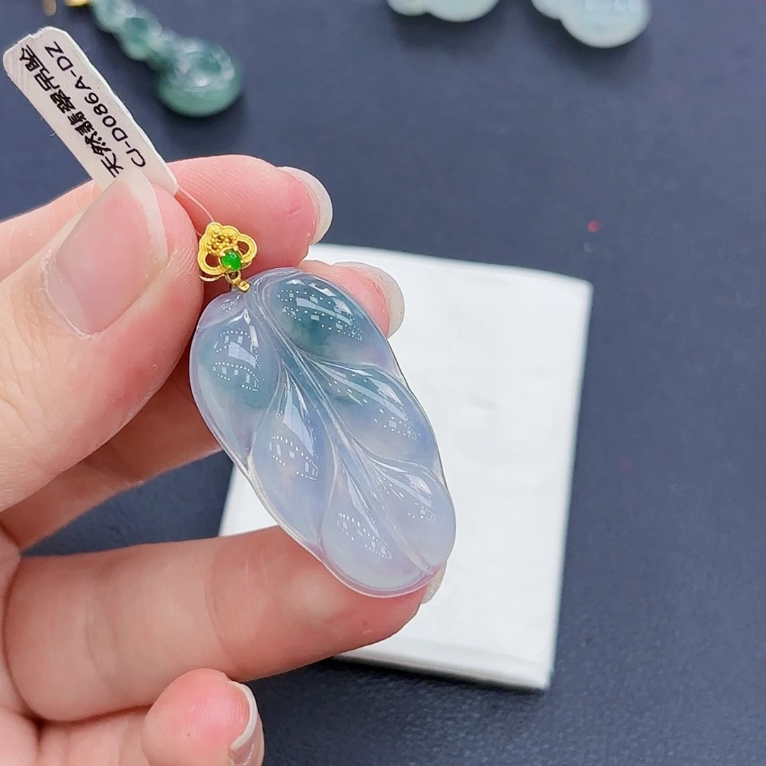 翡翠18K金镶嵌颈饰闹*? 叶子吊坠