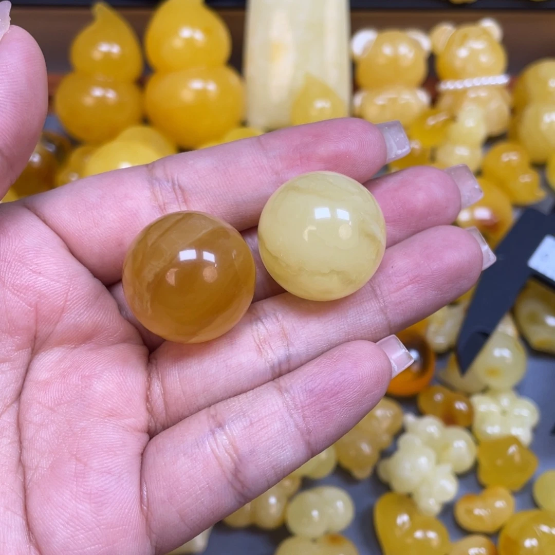 红***女琥珀未镶嵌珠宝奇石