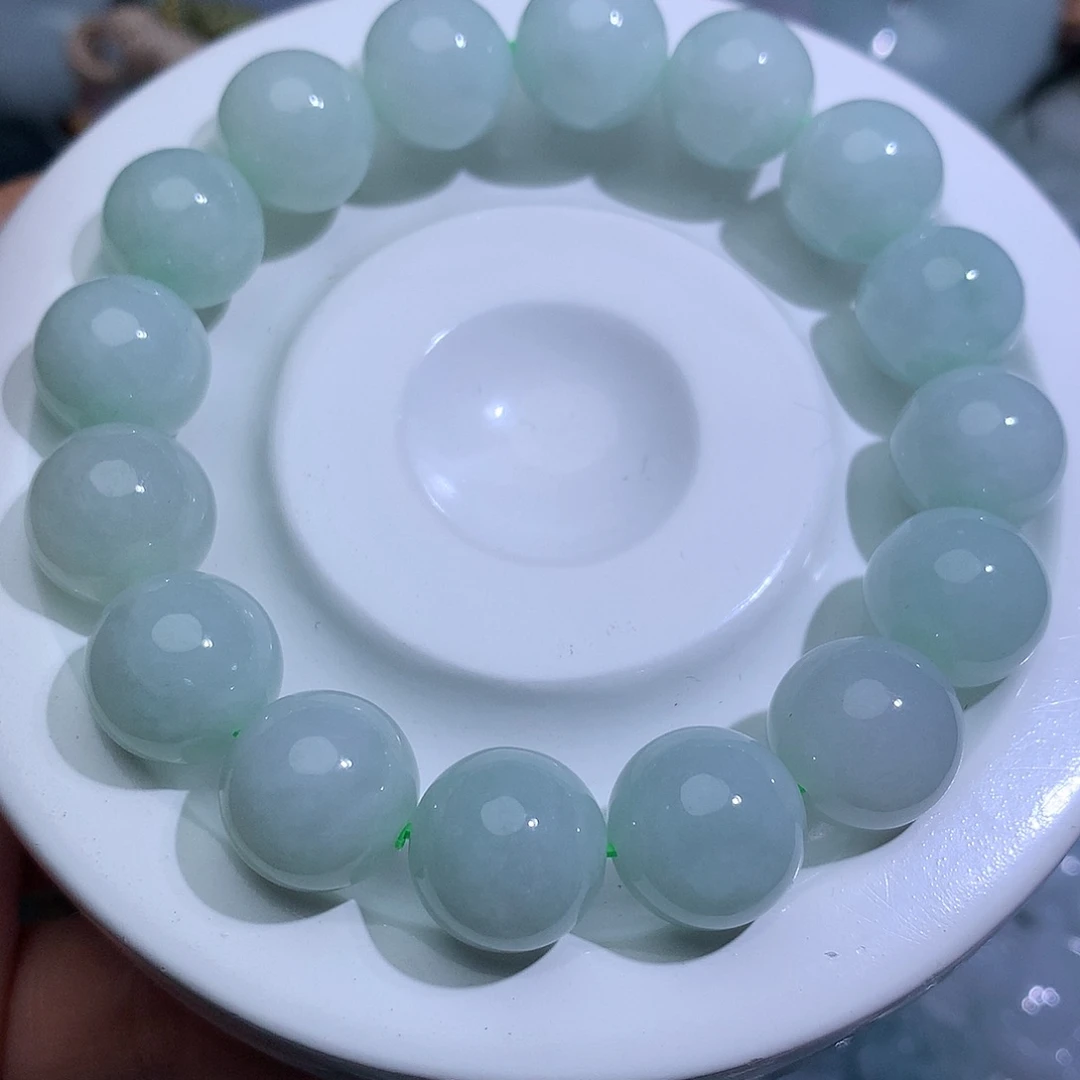 翡翠未镶嵌颈饰2704。