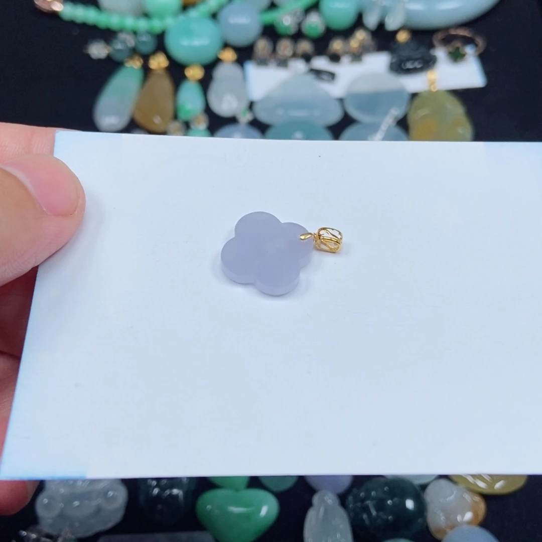 翡翠未镶嵌颈饰四叶草