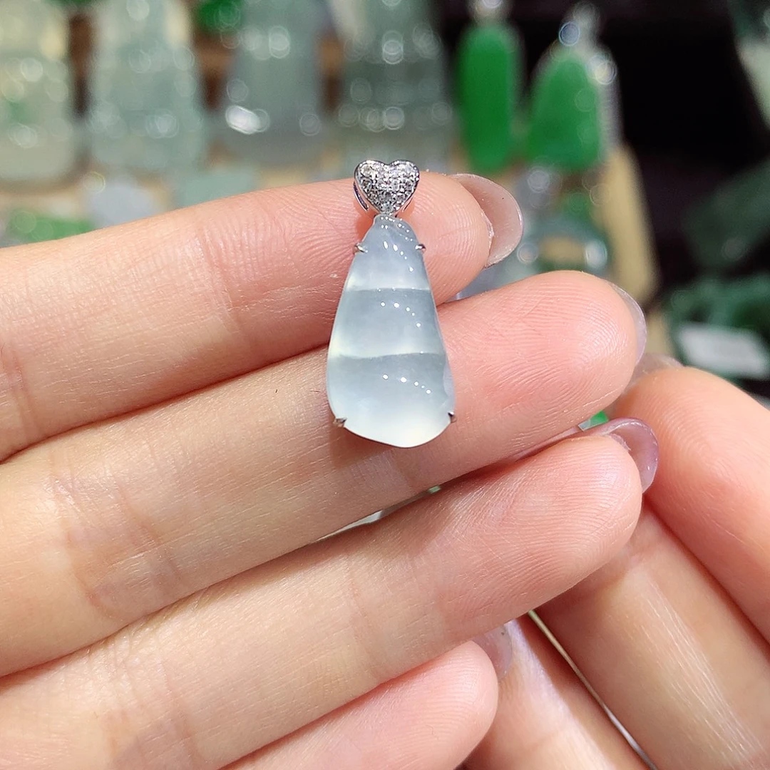 颈饰18K金镶嵌翡翠豆子