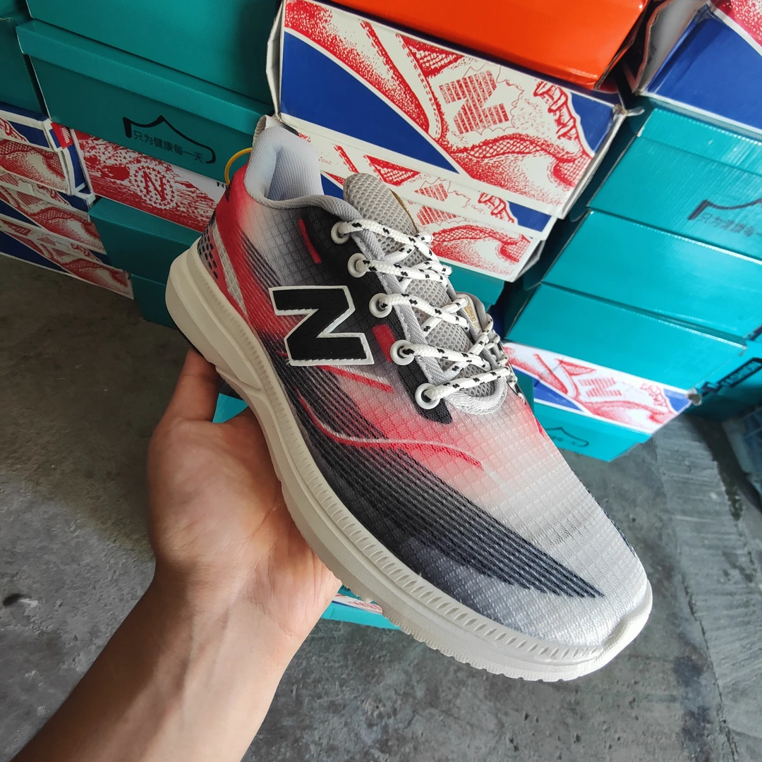 减震支撑跑道回弹小道透气跑步鞋黑白黑红欧若动感风