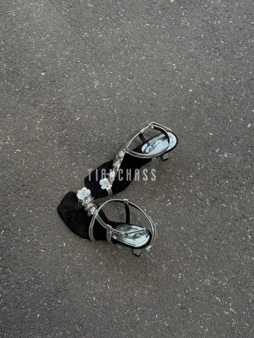 ｛谬丝女神｝法式方头小众设计亮片花朵套趾凉鞋女软底配裙子凉鞋