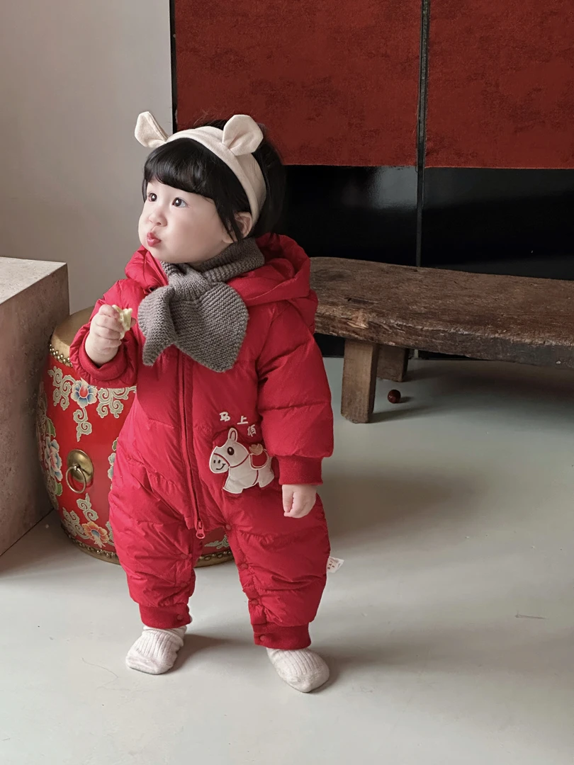 【马上有钱】90白鸭绒2026新款冬季婴儿羽绒连体衣可爱加厚宝宝哈衣