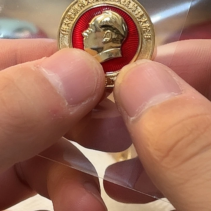 友***泉像章一一一一一高贵轻