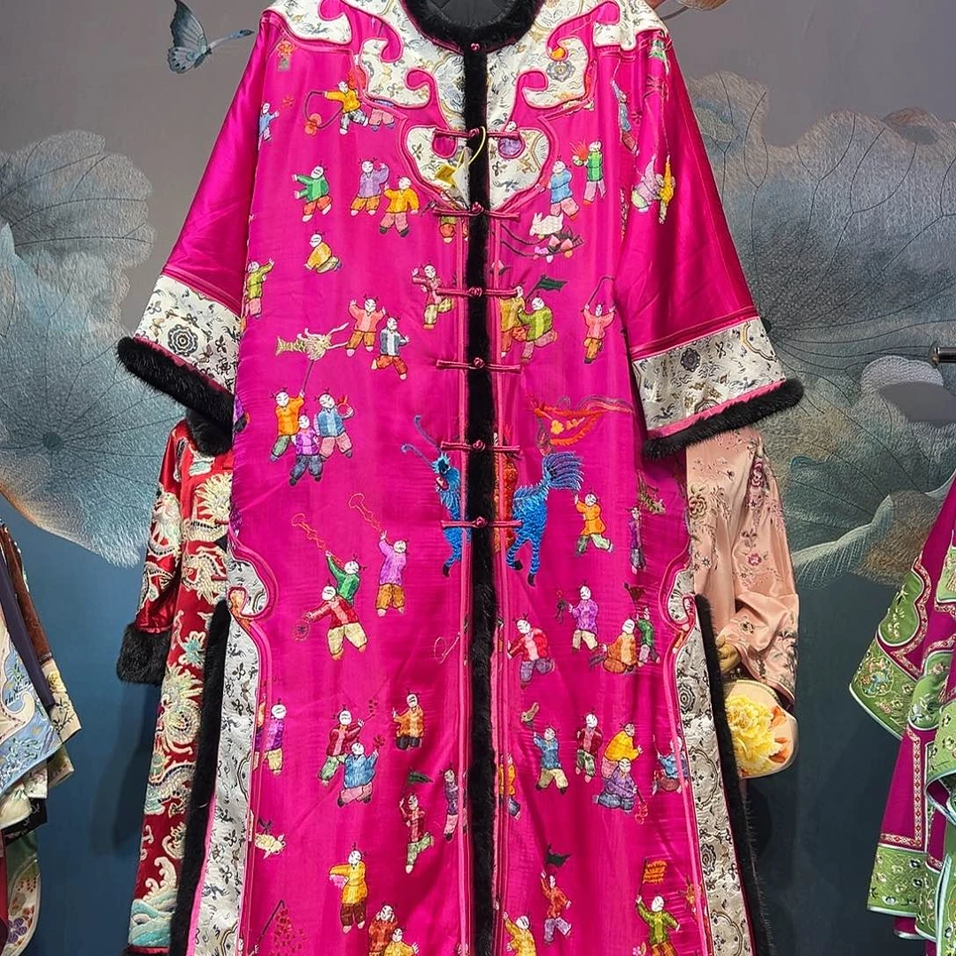 圆领中开前后满绣水貂毛包边重磅桑蚕丝太太服