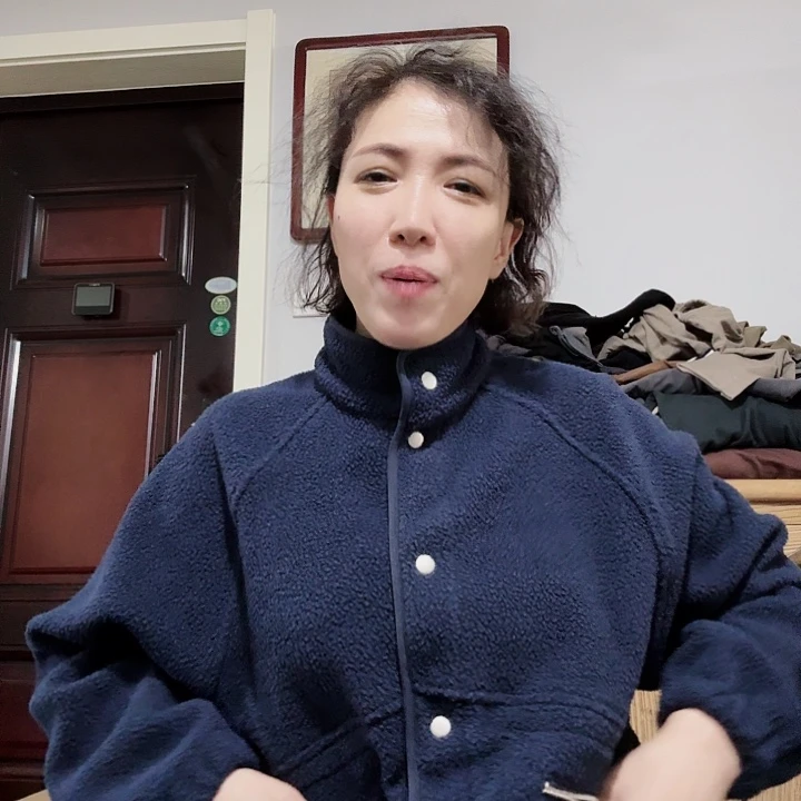 蓝色条纹毛衣和红色西装的碰撞很