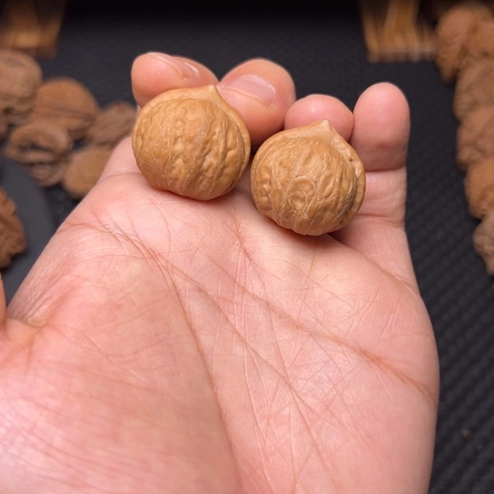 文玩核桃吊坠野生瓷娃娃