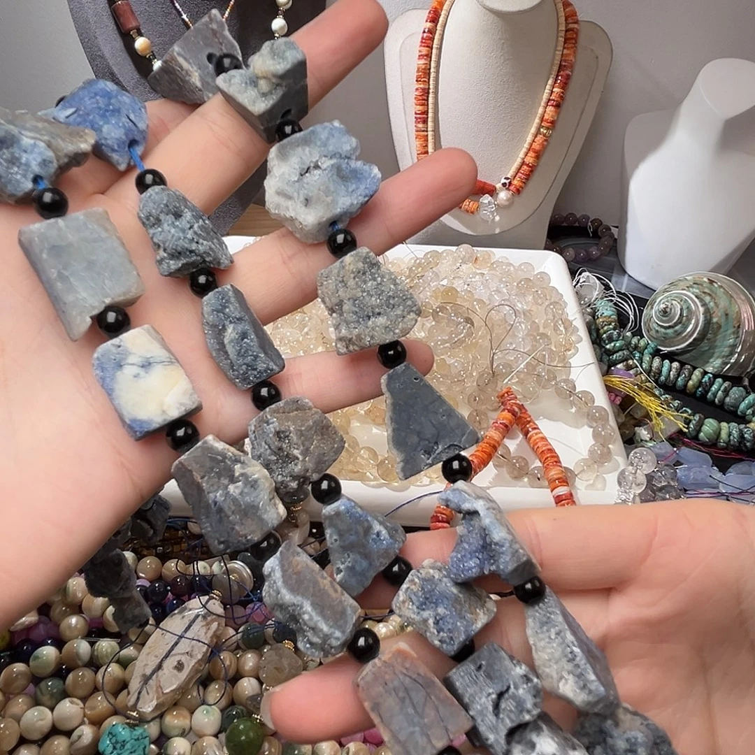 玛瑙/玉髓合金珠宝半成品C716。水晶原石碎石一条