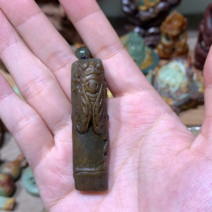 未镶嵌岫岩河磨玉（透闪石质玉）挂件