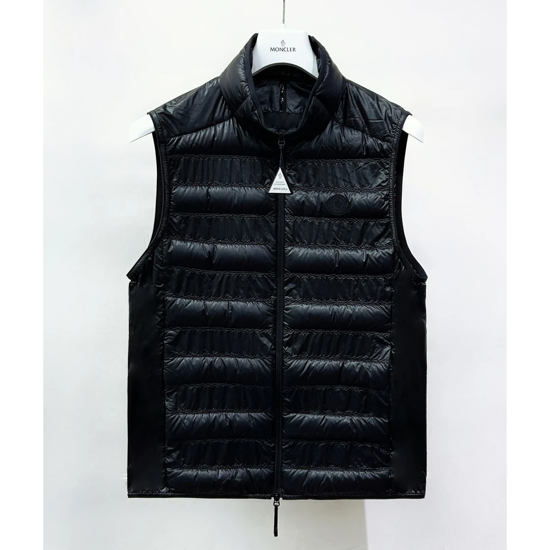 未使用 MONCLER LY 胸口黑色小标后脖暗纹黑色羽绒马甲1A00106